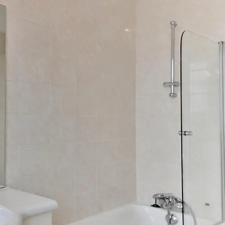 Apartment Proche 17eme Arrondissement - *