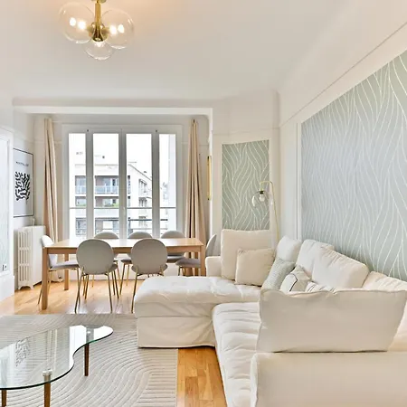Apartment Proche 17eme Arrondissement - *