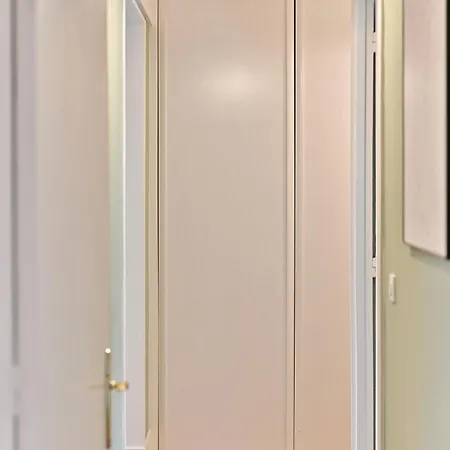 Apartment Proche 17eme Arrondissement - *
