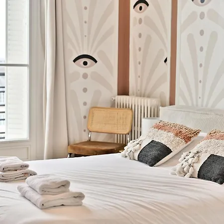 Apartment Proche 17eme Arrondissement - *